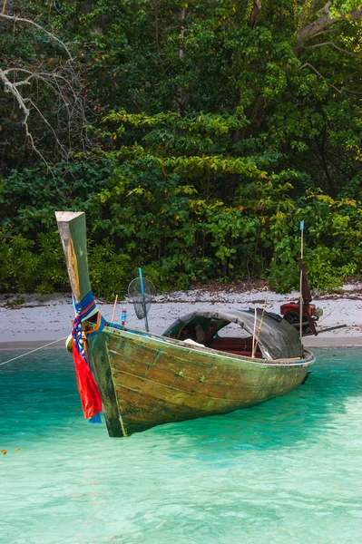 Boten op zee tegen de rotsen in thailand — Stockfoto