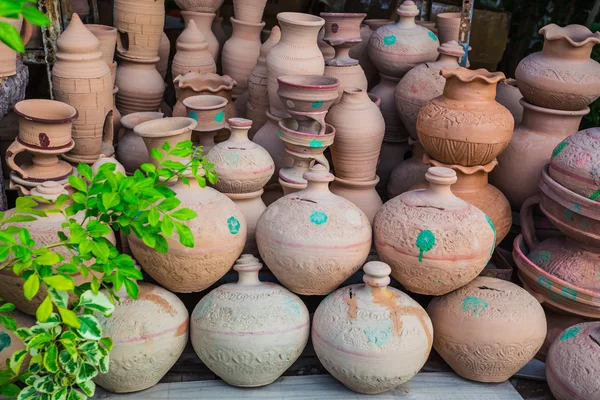 Oosterse pitchers staan op een plank — Stockfoto