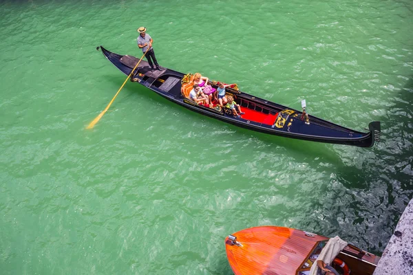 Gondol kanalında turistler seyahat — Stok fotoğraf