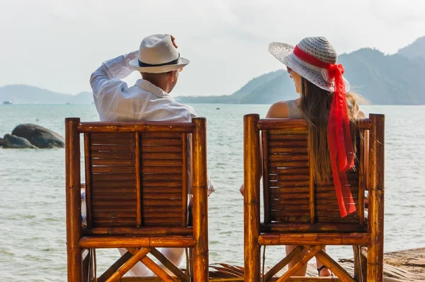 The guy and the girl in the lounge chairs — Stock Photo, Image