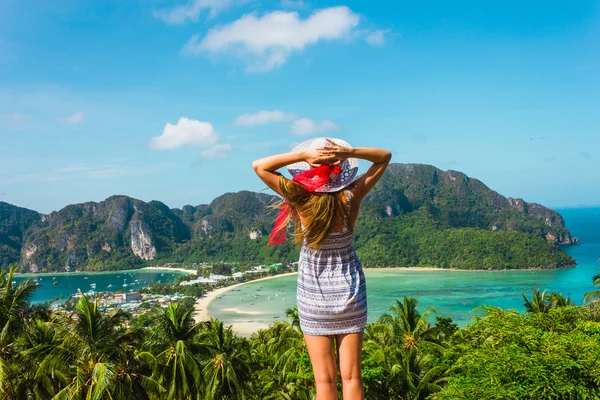 Het meisje in het resort in een jurk — Stockfoto