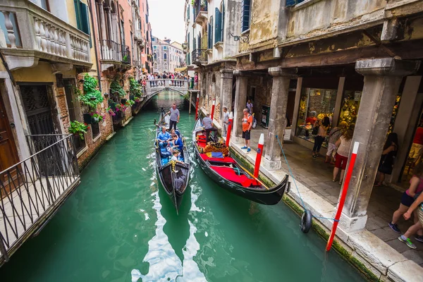 Wisatawan melakukan perjalanan pada gondolas di kanal — Stok Foto