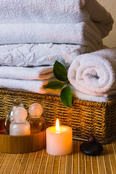 Spa con asciugamani e candela — Foto Stock