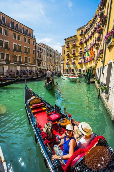 Turister resa på Gondoler på canal — Stockfoto