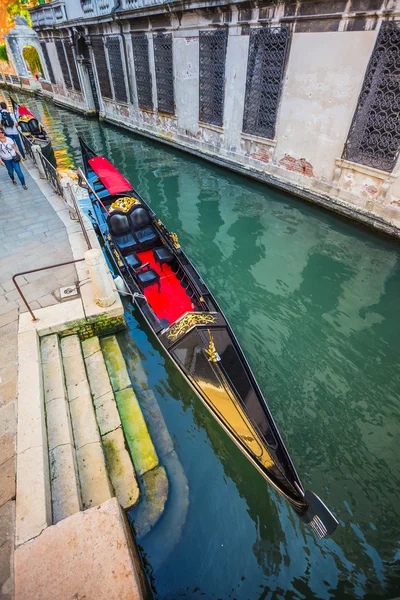 Turister resa på Gondoler på canal — Stockfoto
