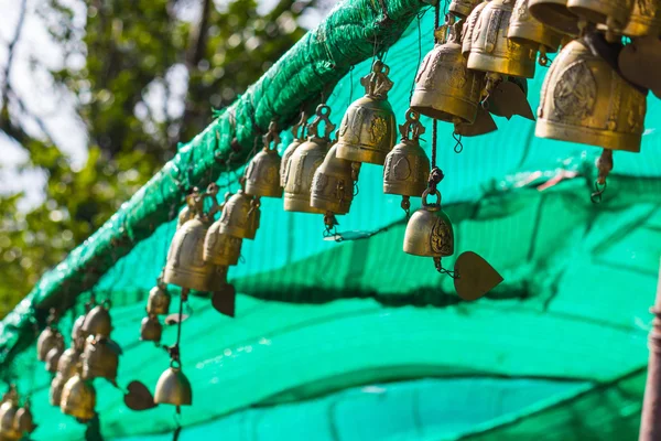 Tradizione asiatico campane in grande buddha tempio complesso — Foto Stock