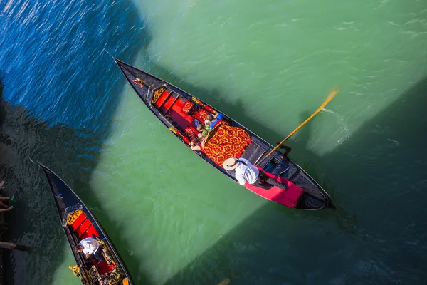 I turisti viaggiano in gondole al canale — Foto Stock