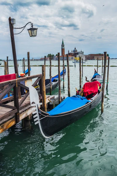 Gondola zacumowana przez plac Świętego Marka — Zdjęcie stockowe