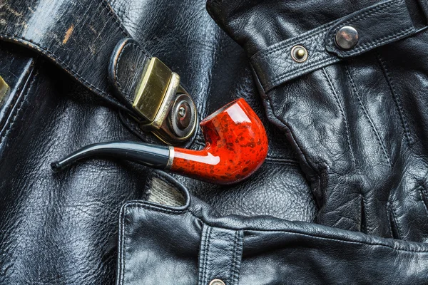 Pipa de fumar en bolsa de cuero — Foto de Stock