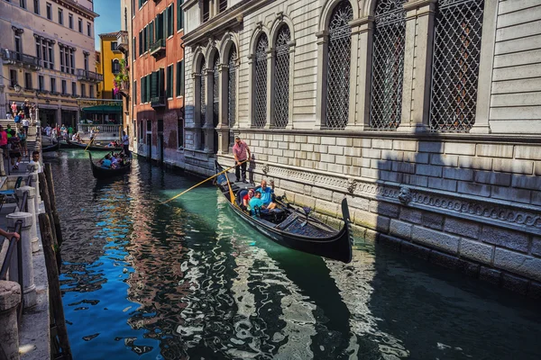 I turisti viaggiano in gondole al canale — Foto Stock