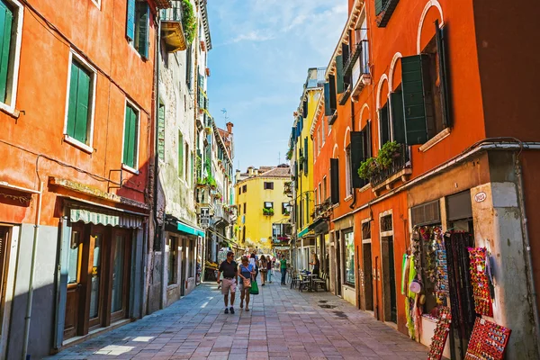 Старые разноцветные кирпичные дома в Венеции — стоковое фото