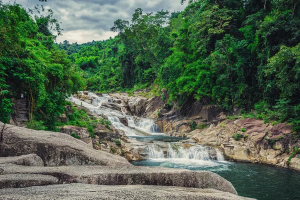 Okolí Yang Bay vodopád ve Vietnamu — Stock fotografie