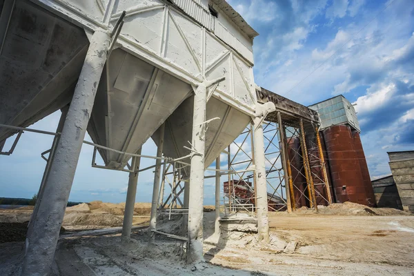 Contenedor en la planta para la producción de mezclas de construcción —  Fotos de Stock