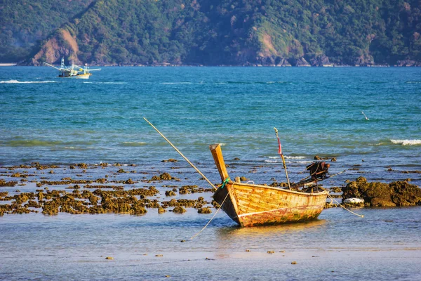 Bateaux de pêche sur la mer — Photo