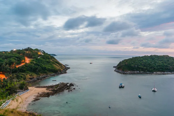 Petite île dans la mer près de Phuket — Photo