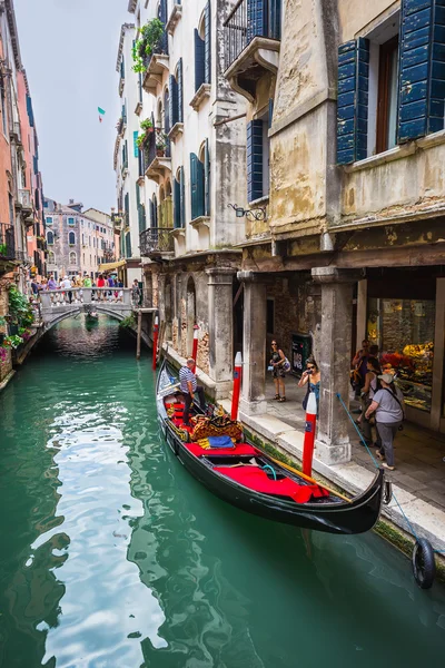 Los turistas viajan en góndolas en el canal —  Fotos de Stock