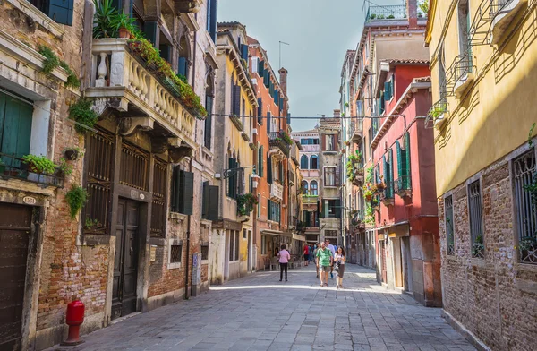 Canal estrecho en Venecia —  Fotos de Stock