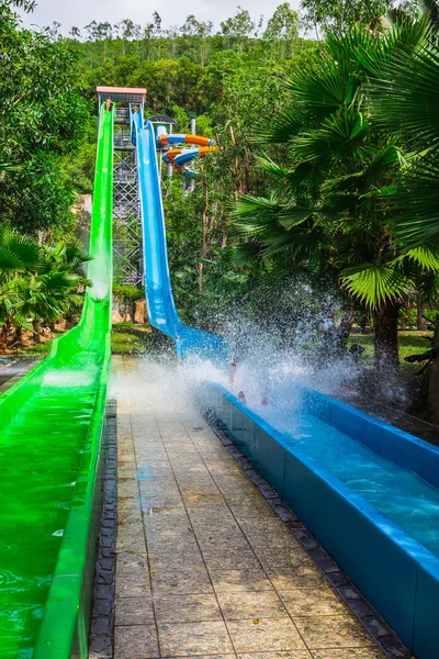 Färgglada vattenrutschbana — Stockfoto