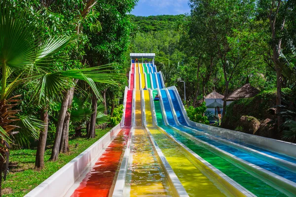 Toboggan aquatique coloré dans le parc aquatique Vinpearl — Photo