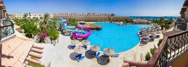 Havuzu, plaj şemsiyeleri Mısır