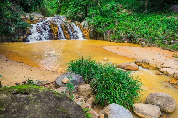 Okolí Yang Bay vodopád ve Vietnamu — Stock fotografie