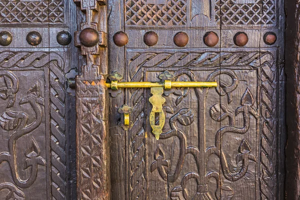 Cerradura vieja en puerta de madera — Foto de Stock