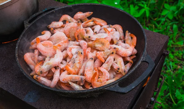 Cooking frozen shrimp in  frying pan — Stock Photo, Image