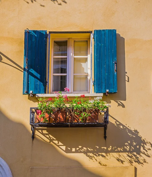 Fenêtre dans vieille maison — Photo