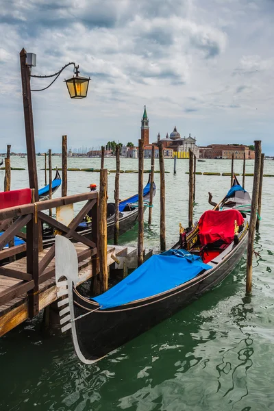 Gondola zacumowana przez plac Świętego Marka — Zdjęcie stockowe