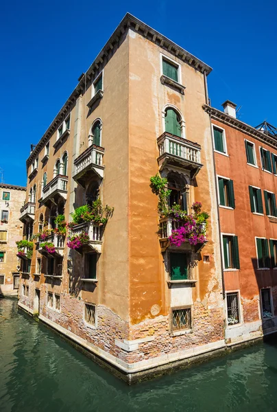 Canal estrecho en Venecia — Foto de Stock