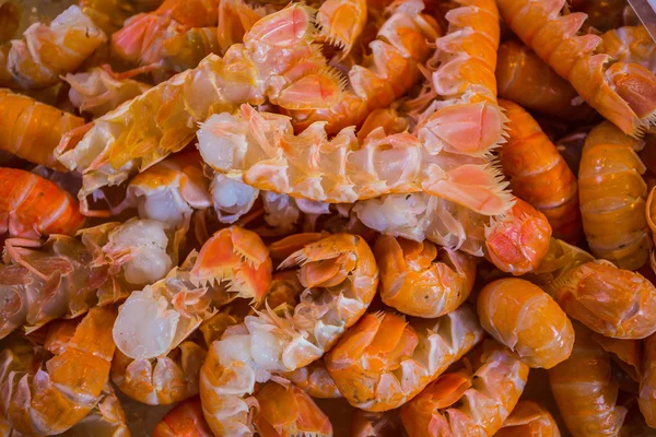 Fresh shrimps on fish market — Stock Photo, Image