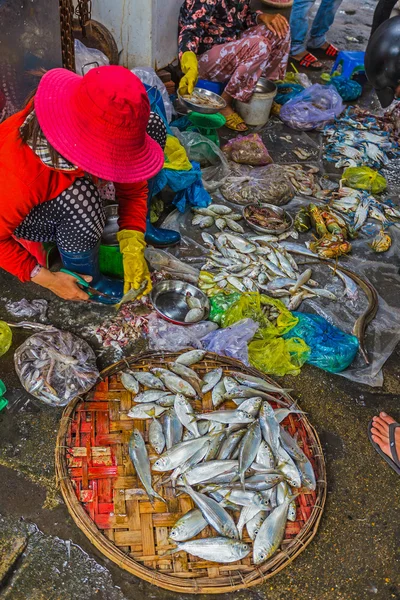 Sale of fish and seafood in market — Stock Photo, Image