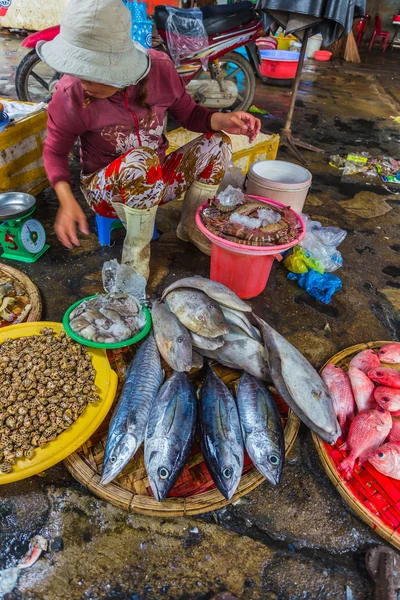 Продажа рыбы и морепродуктов на рынке — стоковое фото