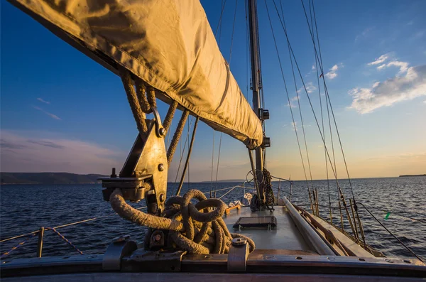 Yachtsegeln mit Sonnenuntergang auf See — Stockfoto