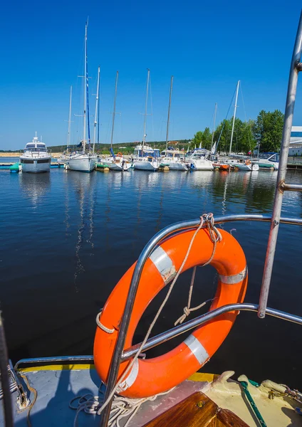 Rettungsboje auf Kreuzfahrtschiff — Stockfoto