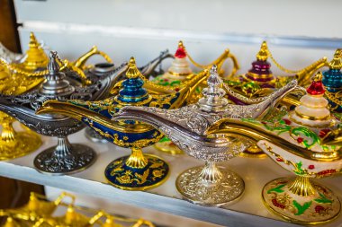 Doğu sürahileri rafta duruyor.
