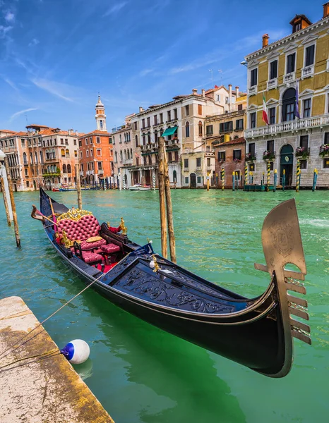 Gôndola no canal em Veneza — Fotografia de Stock