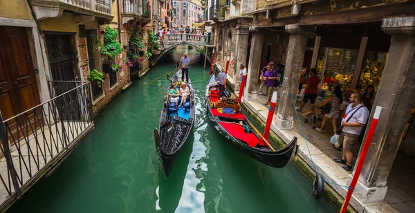 Les touristes voyagent sur gondoles à Venise . — Photo