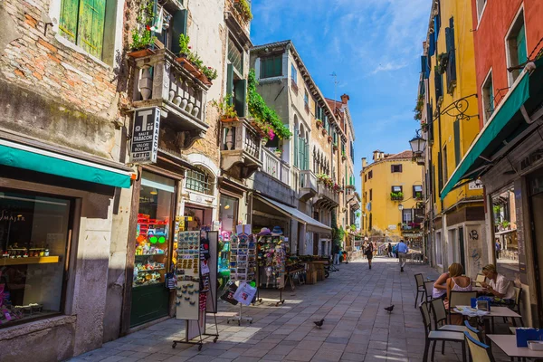 Menschen auf der Straße in Venedig — Stockfoto