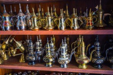 Geleneksel kahve tencere ve lambalar