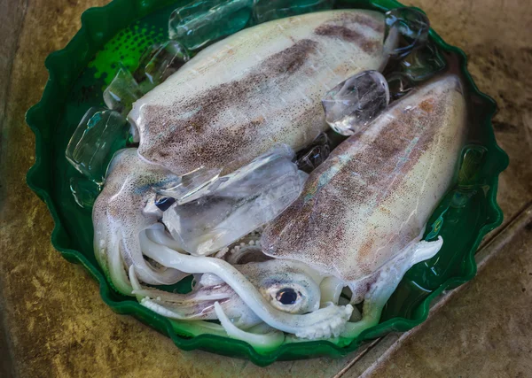 Mariscos frescos en el mercado de pescado —  Fotos de Stock