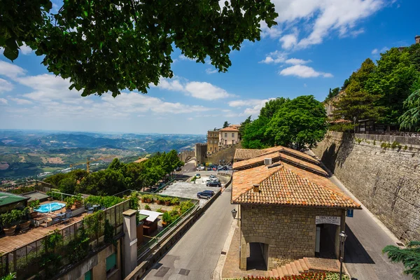 Landskap med hus i Toscana — Stockfoto