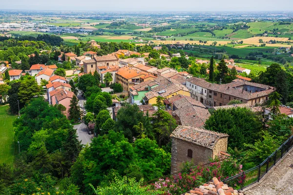 Landschaft mit Häusern in Italien — Stockfoto