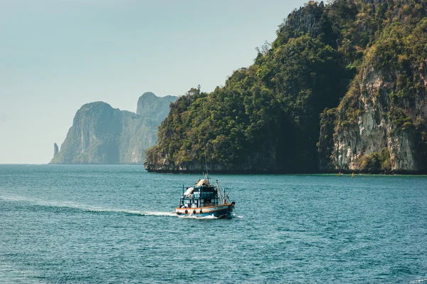 Denizde Tayland'da tekne — Stok fotoğraf