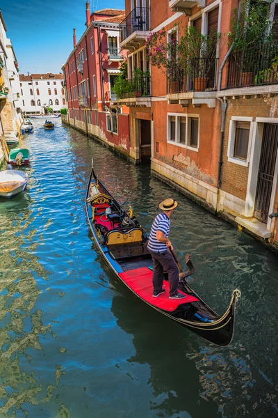 Turistas viajam em gôndola em Veneza . — Fotografia de Stock