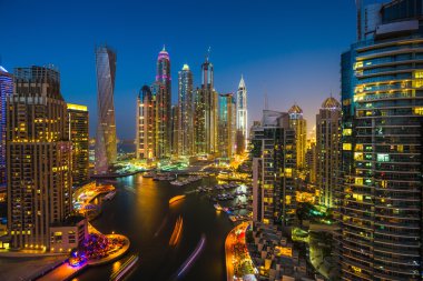 Gece Dubai Marina 'sı