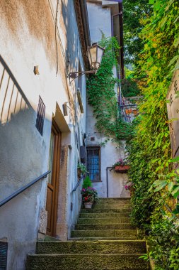 Pencere ve kapı çiçeklerle süslenmiş