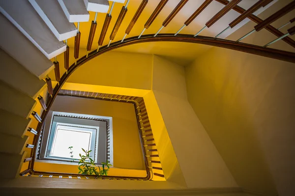 Vue à l'envers de l'escalier en colimaçon — Photo