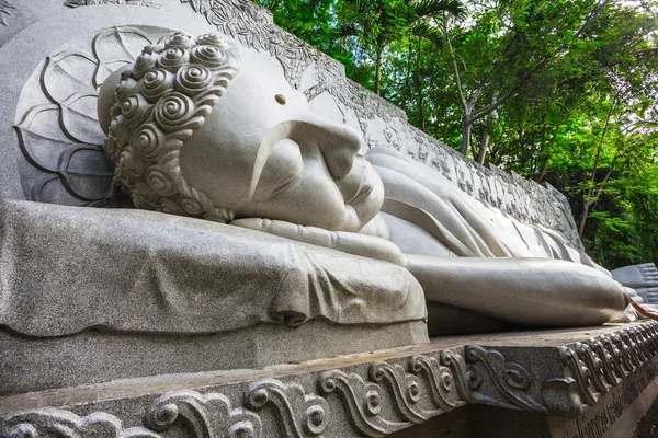 Buda durmiente en la pagoda Long Son — Foto de Stock