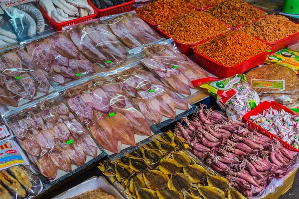 Sale of fish and seafood in market — Stock Photo, Image